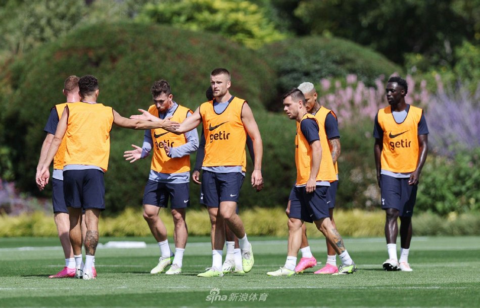 他帮助球队 他帮助球队