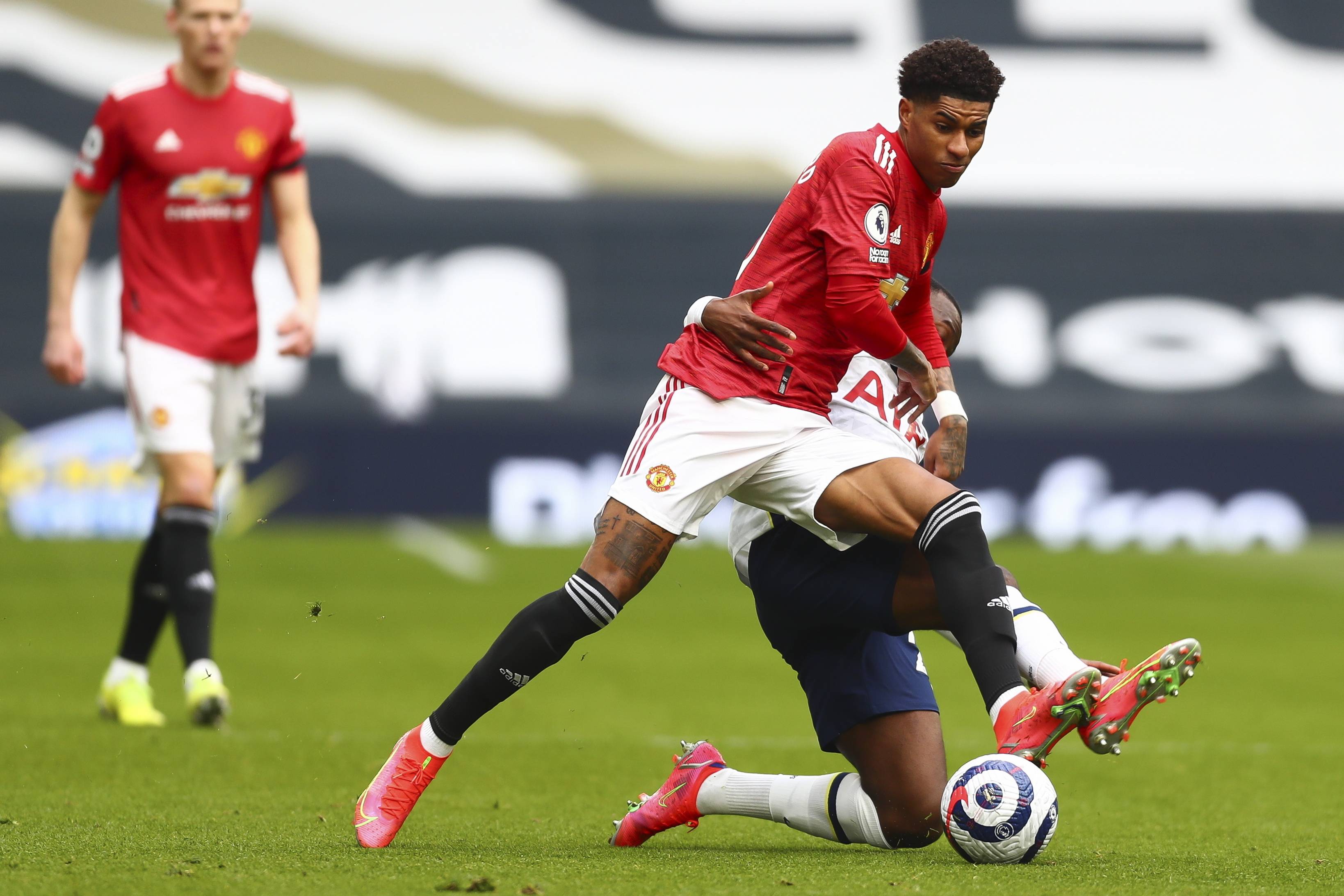 调整和人员 调整和人员